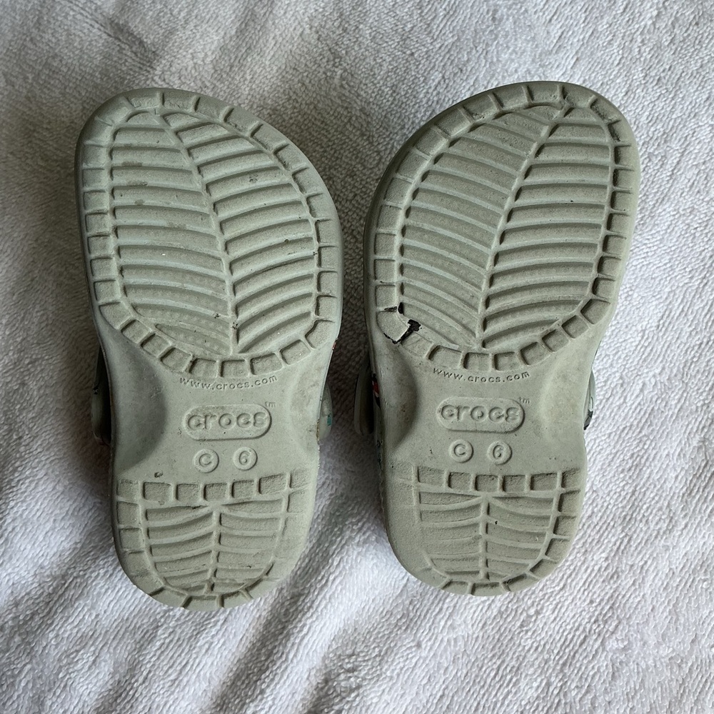 CROCS Kids Water Shoes with Car Print - Picture 8 of 9